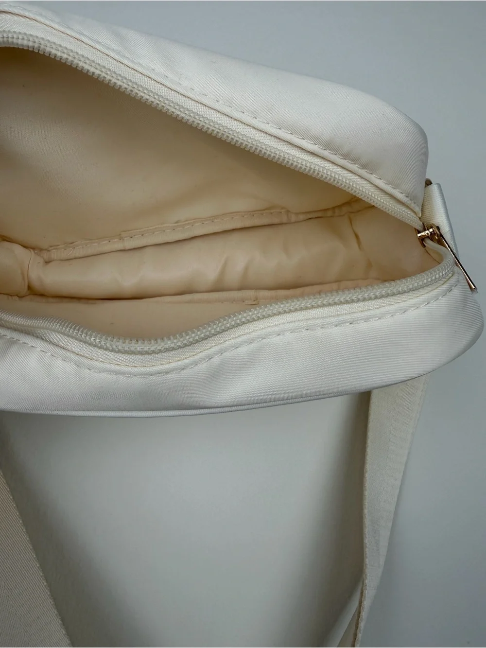 Biossance White Zip Shoulder Bag Adjustable Strap Lined Gold Hardware Crossbody